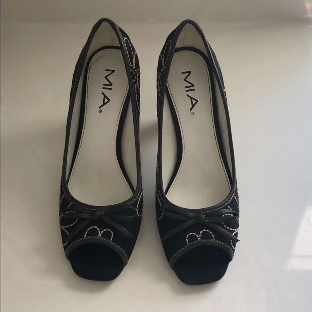 Flower embroidered black heels